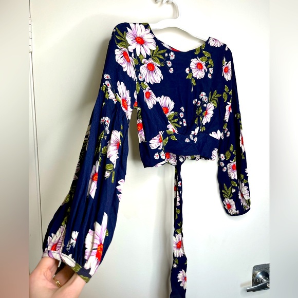 Forever 21, Daisy Tie Back Crop Top, Size M - Picture 2 of 7